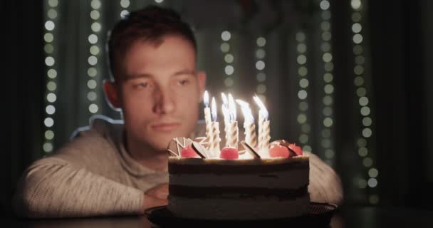 Грустный Молодой Человек Смотрит Торт Свечами Одиночестве — стоковое видео