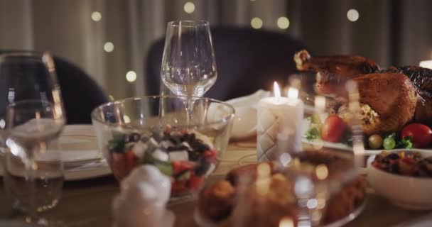 お祝いのテーブルの上にロースト七面鳥 クリスマスと感謝祭のための伝統的な料理 — ストック動画
