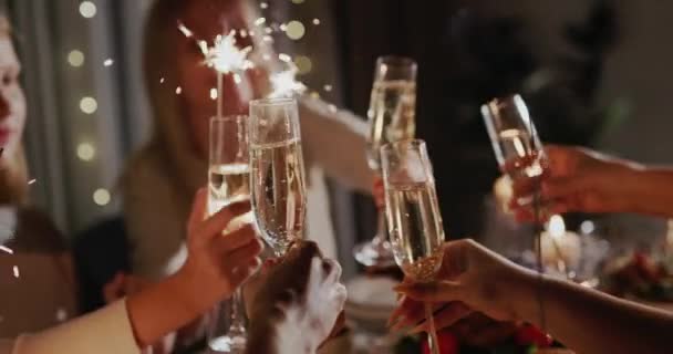 Rodzina Świętuje Nowy Rok Przy Świątecznym Stole Brzęczy Szklankami Trzyma — Wideo stockowe