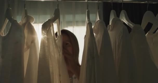 Eine Frau Wählt Kleidung Der Umkleidekabine Silhouette Der Sonne — Stockvideo