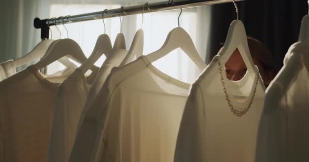 Une Femme Choisit Des Vêtements Dans Vestiaire Silhouette Soleil — Video