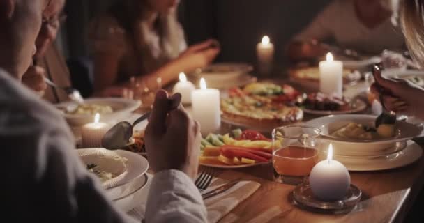 一个大家庭为了庆祝感恩节而举行了一次节日宴会 他们坐在餐桌前吃着美味的食物 — 图库视频影像