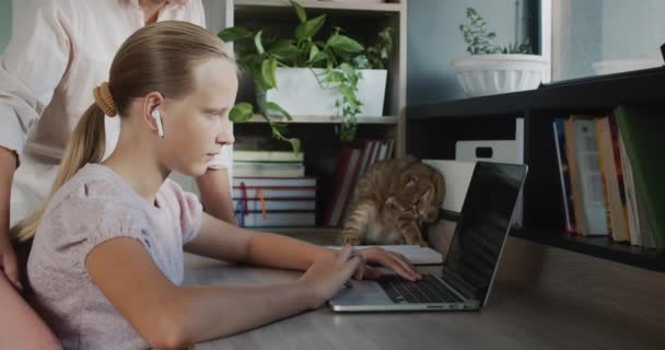 Mom Helps Teenage Girl Her Homework Education Home Concept — 图库视频影像