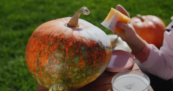Dziecko Maluje Dynię Przygotowuje Dekoracje Halloween Siedzi Trawniku Ogródku Domu — Wideo stockowe