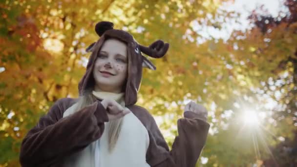 Ein Kind Hirschkostüm Tanzt Neben Einem Herbstbaum — Stockvideo