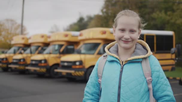 Portrait Female Student Background Typical Yellow School Bus Vifeo — Αρχείο Βίντεο