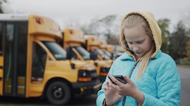 Ένας Μαθητής Χρησιμοποιεί Ένα Smartphone Στέκεται Στο Παρασκήνιο Των Κίτρινων — Αρχείο Βίντεο