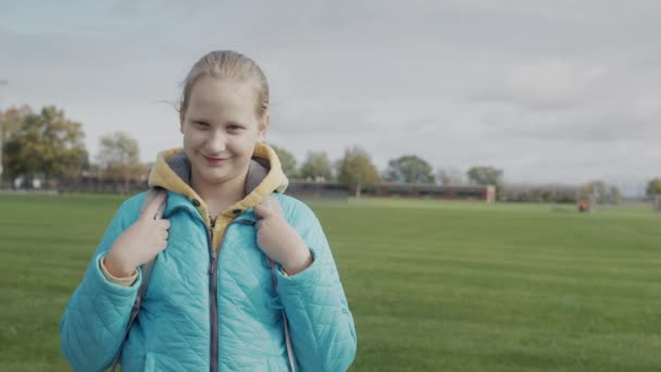 Porträtt Skolpojke Flicka Bakgrunden Fotbollsplan Nära Skolan — Stockvideo