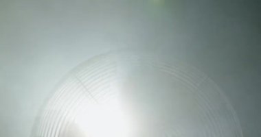 Dumanda dönen bir vantilatörün üst kısmı. Perdeler spot ışıklarını kapatıyor..