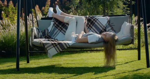 Uma Adolescente Com Cabelos Longos Está Balanço Jardim Quintal Uma — Vídeo de Stock
