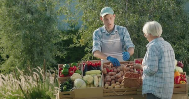 그녀의 바구니와 여자는 시장에서 야채를 — 비디오