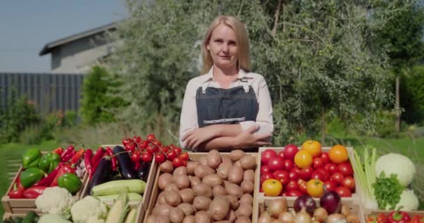 Porträt Einer Bäuerin Hinter Der Theke Einer Landwirtschaftsmesse — Stockvideo