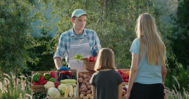 Dos Chicas Comprando Verduras Mercado Agricultores — Vídeos de Stock