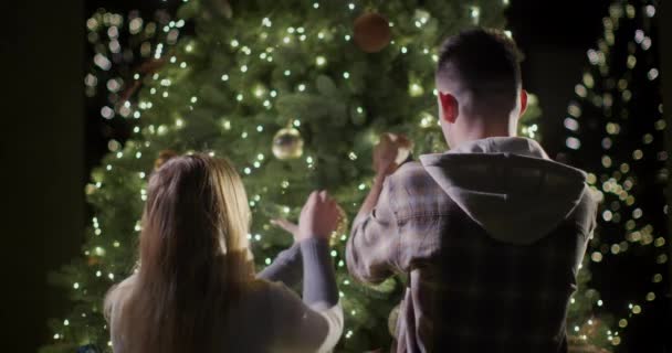 Una Giovane Coppia Decora Alto Albero Natale Nella Loro Casa — Video Stock