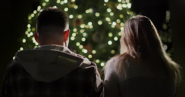 Genç Bir Çift Güzel Bir Yılbaşı Ağacının Zemininde Oturup Birlikte — Stok video