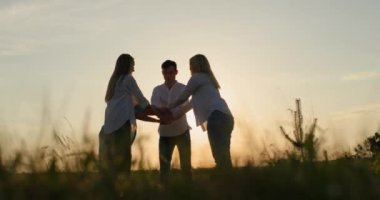 Bir grup arkadaş ellerini kaldırsın. Takım başarısı ve takım çalışması kavramı.