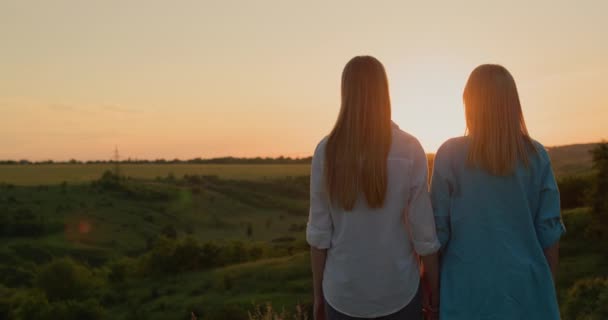 Uma Mulher Com Sua Filha Adolescente Admira Pôr Sol Vale — Vídeo de Stock