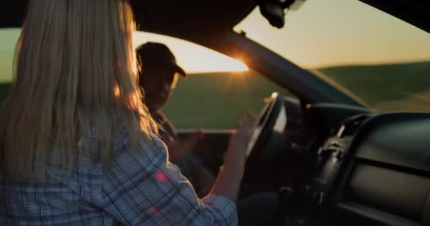 Het Echtpaar Ruziën Woedend Auto Gezinsconflict — Stockvideo