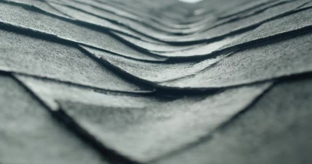 水从由页岩做成的房子的屋顶流出 — 图库视频影像