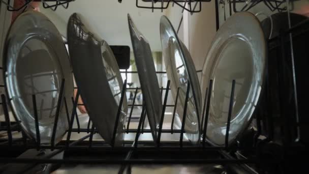 Дверь Посудомоечной Машины Открывается Стоит Мойка Посуды — стоковое видео