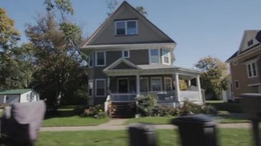 Tipik bir Amerikan banliyösünde bir arabanın yan camından görünüm.