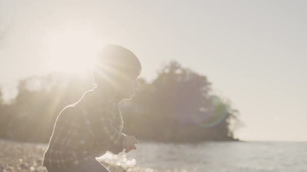 Цілеспрямований Хлопчик Два Роки Кидає Камінь Море Вид Збоку Повільне — стокове відео