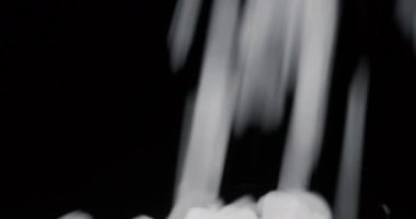 Kaba taneli tuz siyah bir arka planda bir yığın içine dökülür..