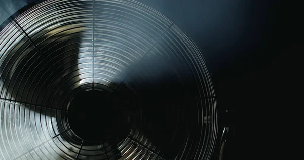 Лезвия Вентиляторов Вращаются Лучах Света Тумана — стоковое фото