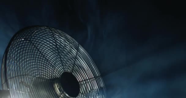 风扇叶片在光线和雾气中旋转 4K视频 — 图库视频影像