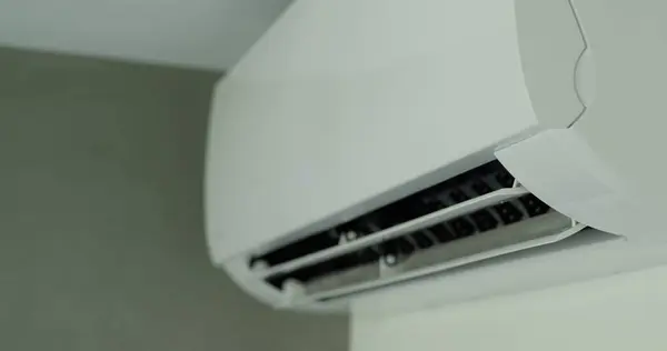Airconditioner Werking Stroom Louvers Bewegen Neer Het Verdelen Van Luchtstroom — Stockfoto