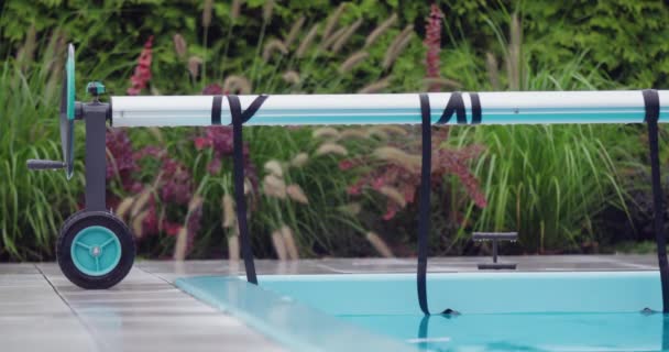 Het Zwembad Achtertuin Van Het Huis Bedekt Met Een Laken — Stockvideo
