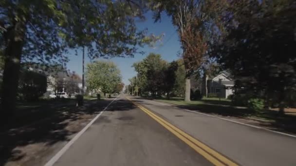 Conduzca Hacia Adelante Una Carretera Través Una Típica Ciudad Americana — Vídeos de Stock
