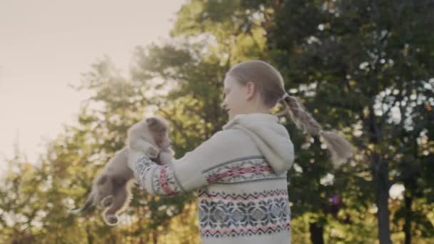 Bambino Felice Giocare Con Cucciolo Nel Parco Divertirsi Insieme — Video Stock