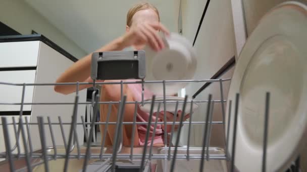 Ett Barn Lägger Smutsiga Tallrikar Diskmaskinen Köket Utsikt Från Insidan — Stockvideo