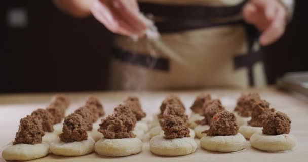 Professionell Bagare Gör Dumplings Med Köttfyllning Läckra Traditionella Ukrainska Köket — Stockvideo