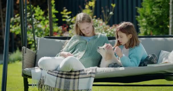 Deux Copines Détendent Dans Jardin Maison Jouant Avec Joli Chiot — Video