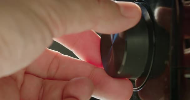 Uma Mão Homem Ajusta Nível Volume Vira Botão Receptor — Vídeo de Stock
