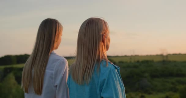 Uma Mulher Com Sua Filha Adolescente Admira Pôr Sol Vale — Vídeo de Stock
