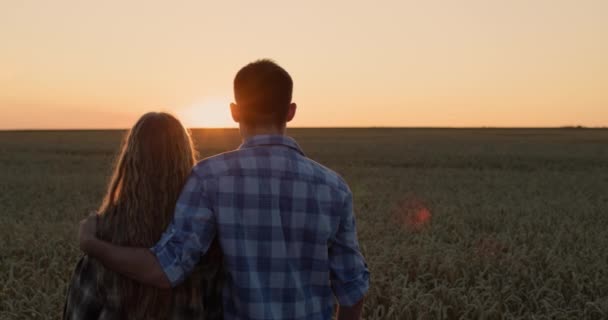Unga Par Beundrar Solnedgången Över Ett Vetefält — Stockvideo