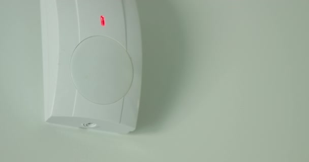 Rörelsesensorlarmet Utlöses Den Röda Lysdioden Sensorn Lyser Upp — Stockvideo