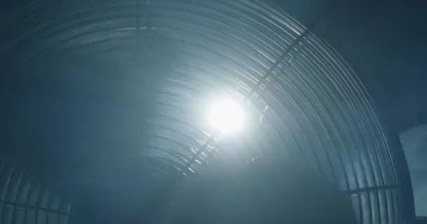 风扇叶片在光线和雾气中旋转 特写镜头 — 图库视频影像