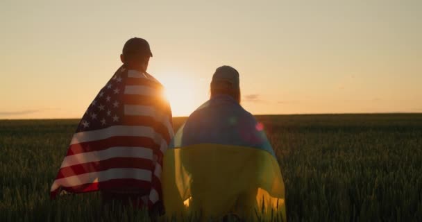 Cuplu Steagurile Ucrainei Sua Stau Unul Lângă Altul Privesc Apusul — Videoclip de stoc