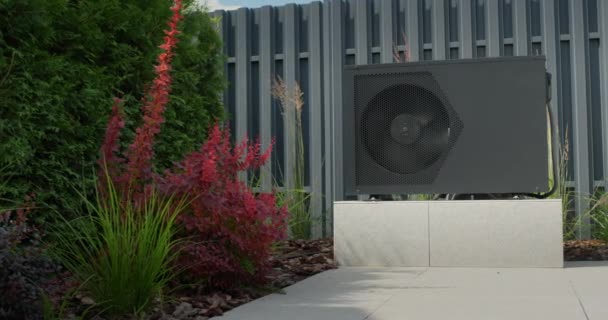 Miejscu Zamontowana Jest Pompa Ciepła Ogrzewania Basenu Ozdobne Rośliny Pobliżu — Wideo stockowe
