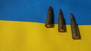 Ukrayna bayrağında birkaç kurşun var.