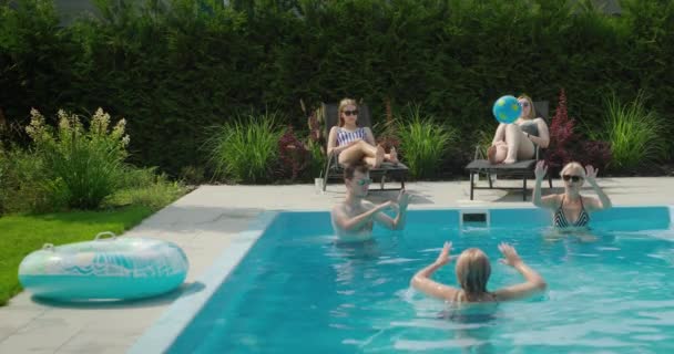 Přátelská Rodina Odpočívá Bazénu Hraje Fotbal Bavit Spolu Horkém Letním — Stock video