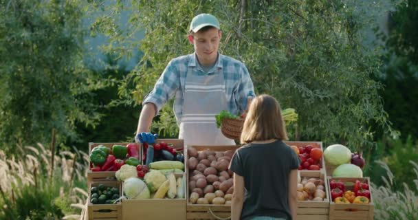 農家市場で野菜を買う少女 — ストック動画