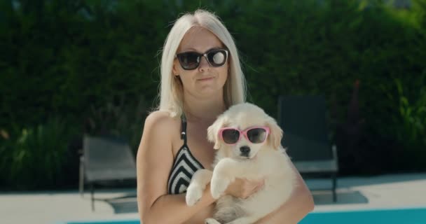 Kobieta Bikini Trzyma Blondynkę Okularach Przeciwsłonecznych Ramionach Lato Wakacje Koncepcją — Wideo stockowe