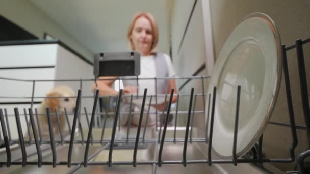 Νεαρή Γυναίκα Βάζει Βρώμικα Πιάτα Στο Πλυντήριο Πιάτων — Αρχείο Βίντεο