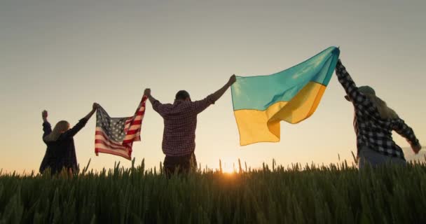 Группа Друзей Поднимает Флаг Сша Флаг Украины Над Головами Вид — стоковое видео