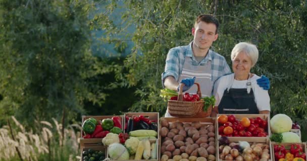 Ritratto Una Donna Anziana Con Suo Nipote Che Vende Verdure — Video Stock